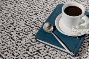Cara Menghilangkan Noda Kopi, Teh, dan Minuman Lain pada Karpet Masjid