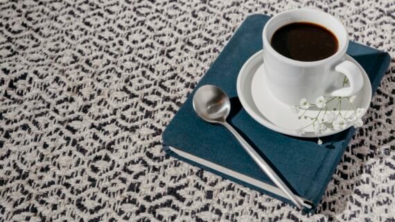 Cara Menghilangkan Noda Kopi, Teh, dan Minuman Lain pada Karpet Masjid